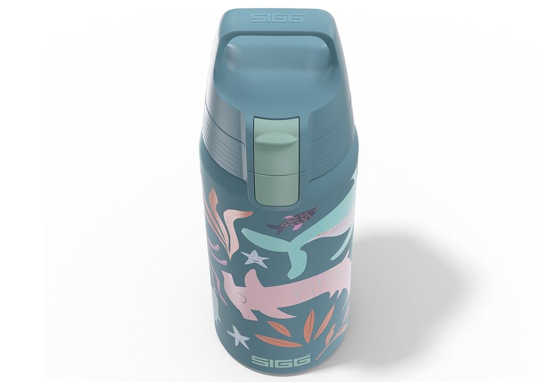 Isolierflasche, blaue Farbe, Meeresmuster. Deckel mit Tragegriff. SIGG-Logo. Draufsicht.