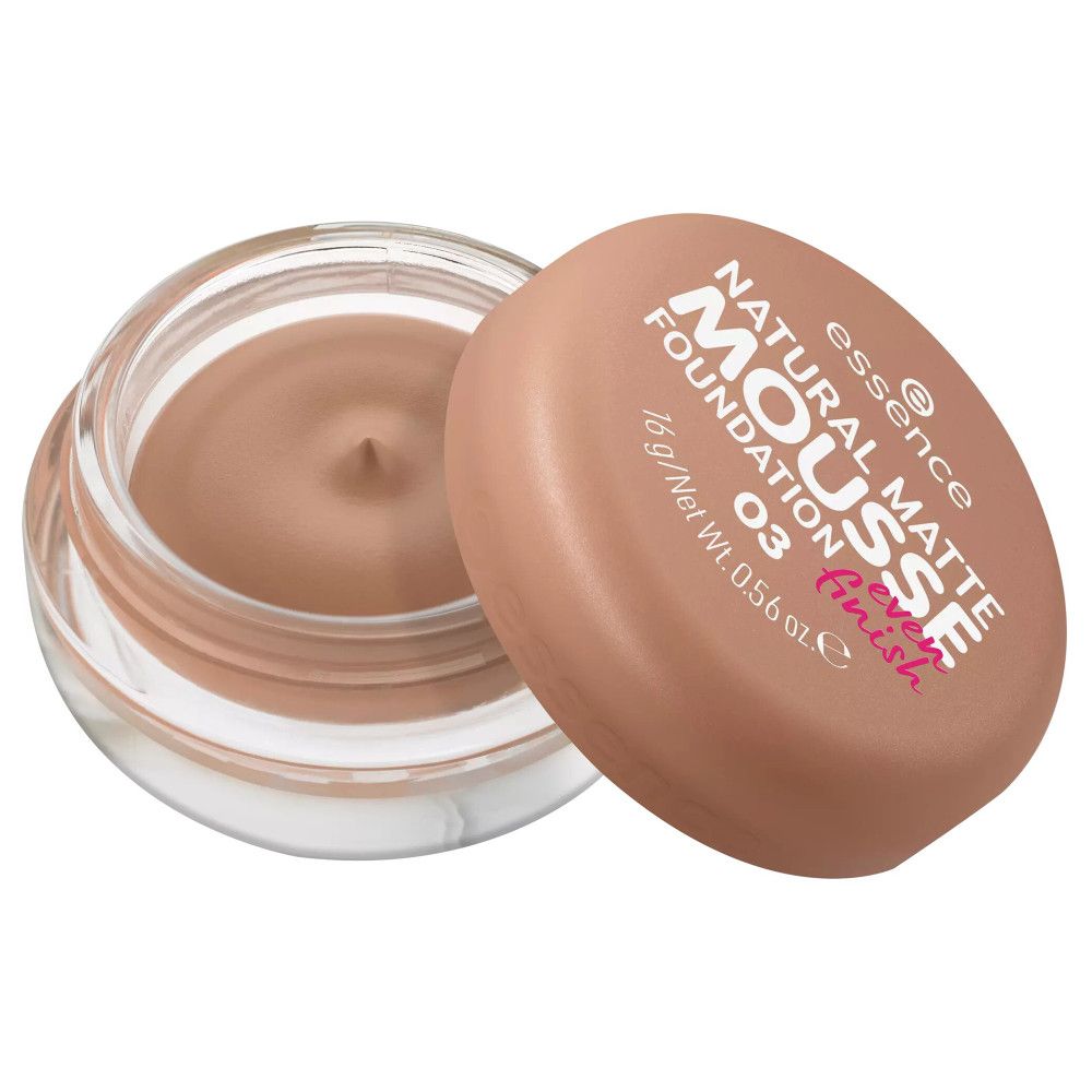 Essence Natural Matte Mousse Foundation. Geöffnete Dose, Deckel daneben. Produktname, Farbton 03, Gewicht. Mousse-Textur sichtbar.