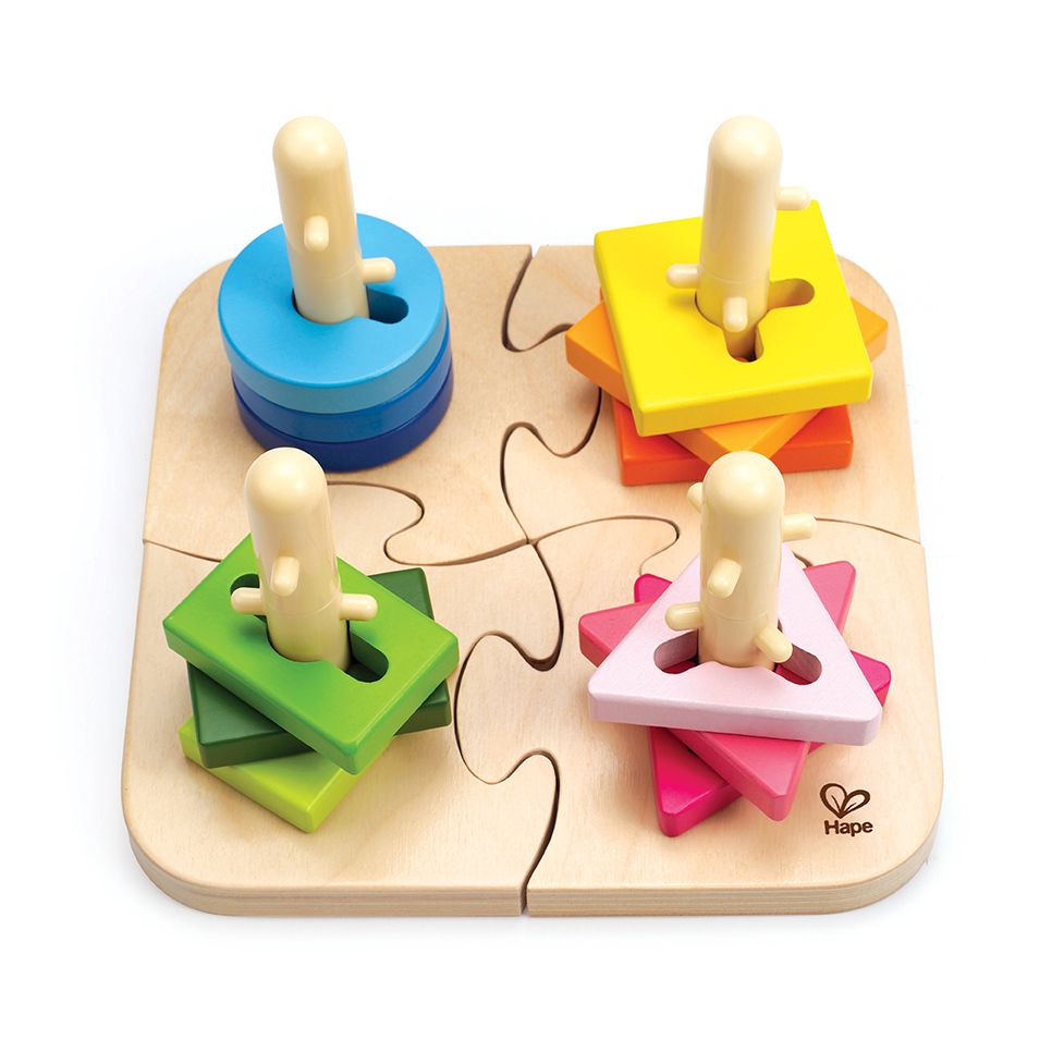 Houten puzzel met vier vormen: cirkel, vierkant, driehoek en rechthoek. Elke vorm heeft een pin. Hape-logo.