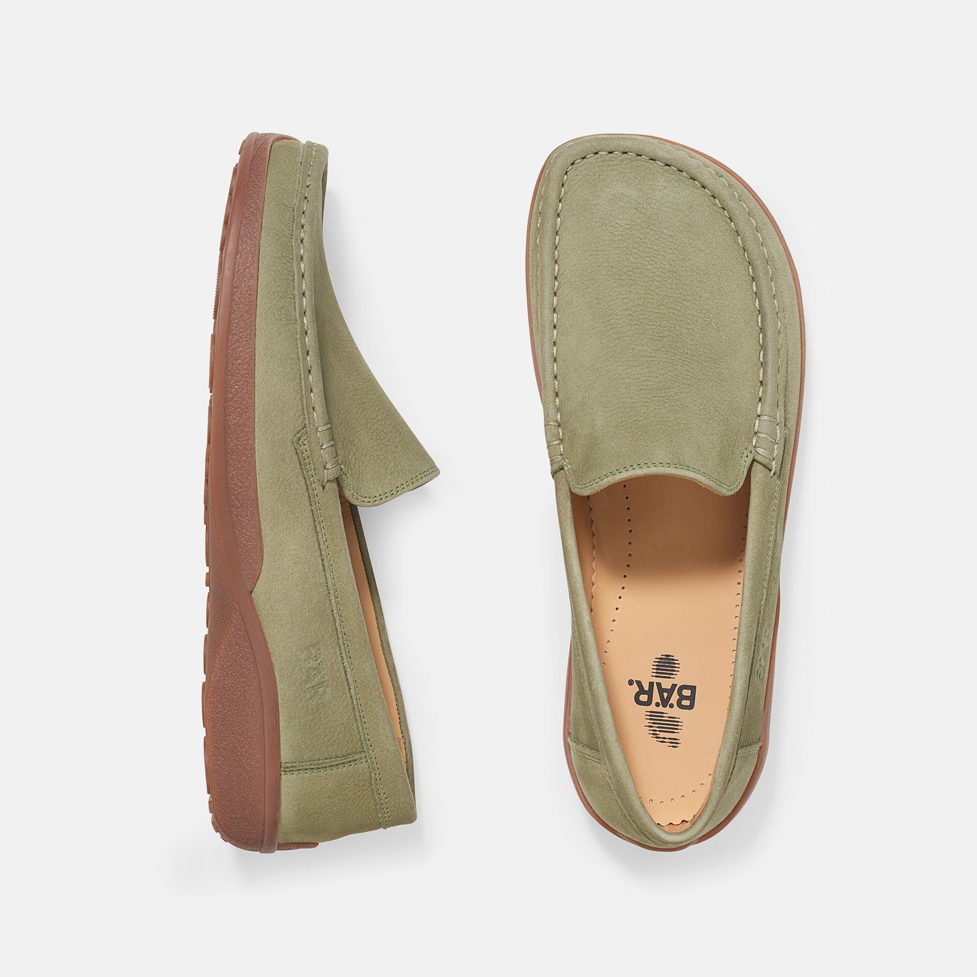 Zwei grüne Herren-Slipper. Obermaterial aus Leder, braune Sohle. Sichtbare Nähte. BÄR-Logo auf der Innensohle.