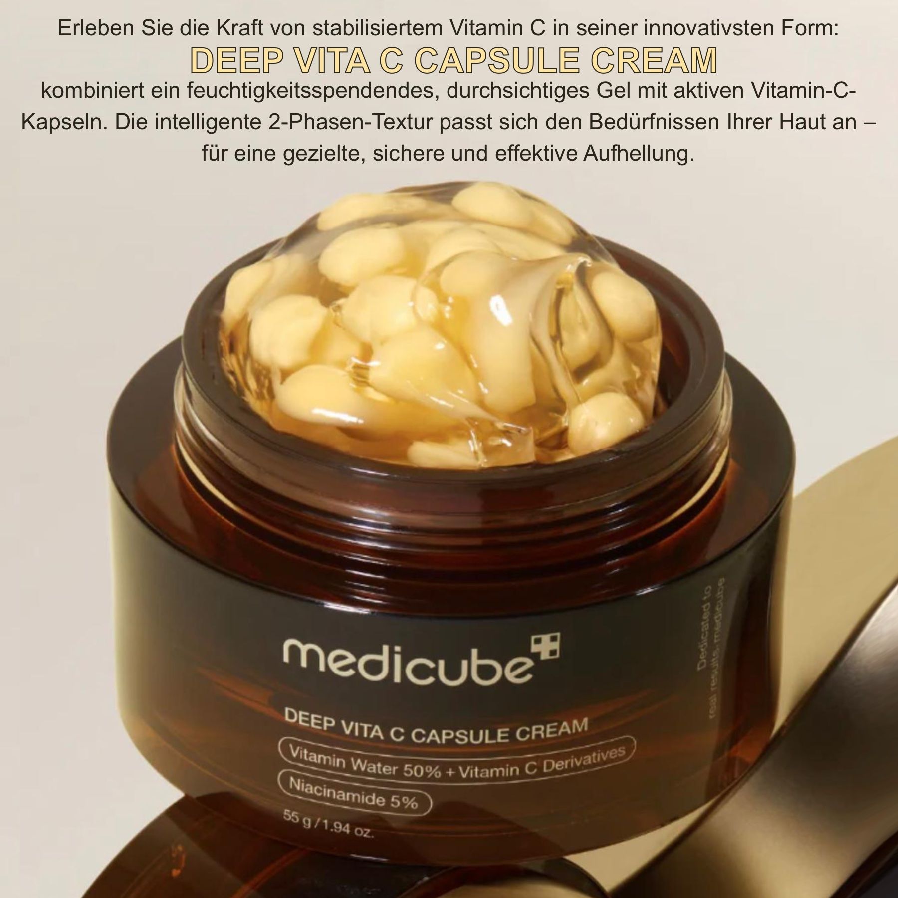 Offener Tiegel mit Creme und gelben Kapseln. Aufschrift: medicube, DEEP VITA C CAPSULE CREAM. Enthält Vitamin Water 50% + Vitamin C Derivatives.