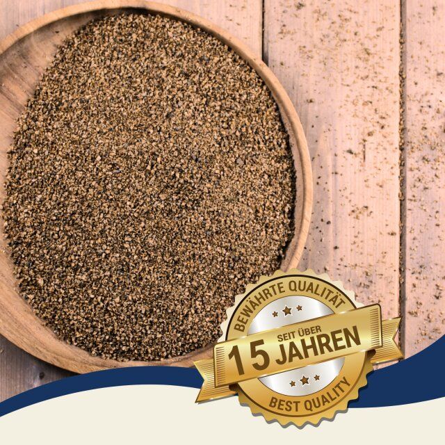 Getrocknete Daphnien in einer Holzschale. Aufkleber mit "Bewährte Qualität seit über 15 Jahren" und "Best Quality".