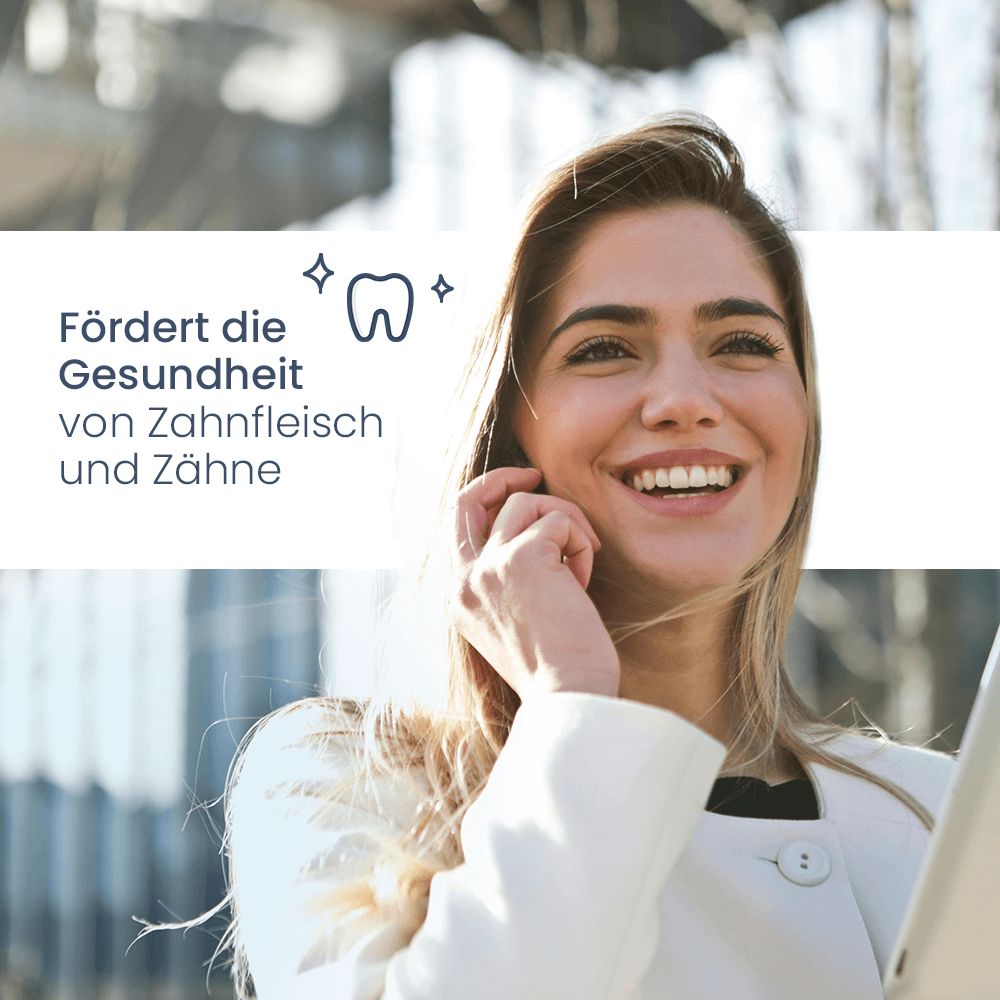 Lächelnde Frau mit weißem Blazer. Text: Fördert die Gesundheit von Zahnfleisch und Zähnen. Zahn-Icon.