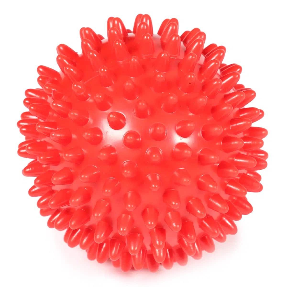 Roter Massageball mit Noppen. Runde Form, Oberfläche mit vielen konischen Erhebungen. Nahaufnahme, isoliert auf weißem Hintergrund.