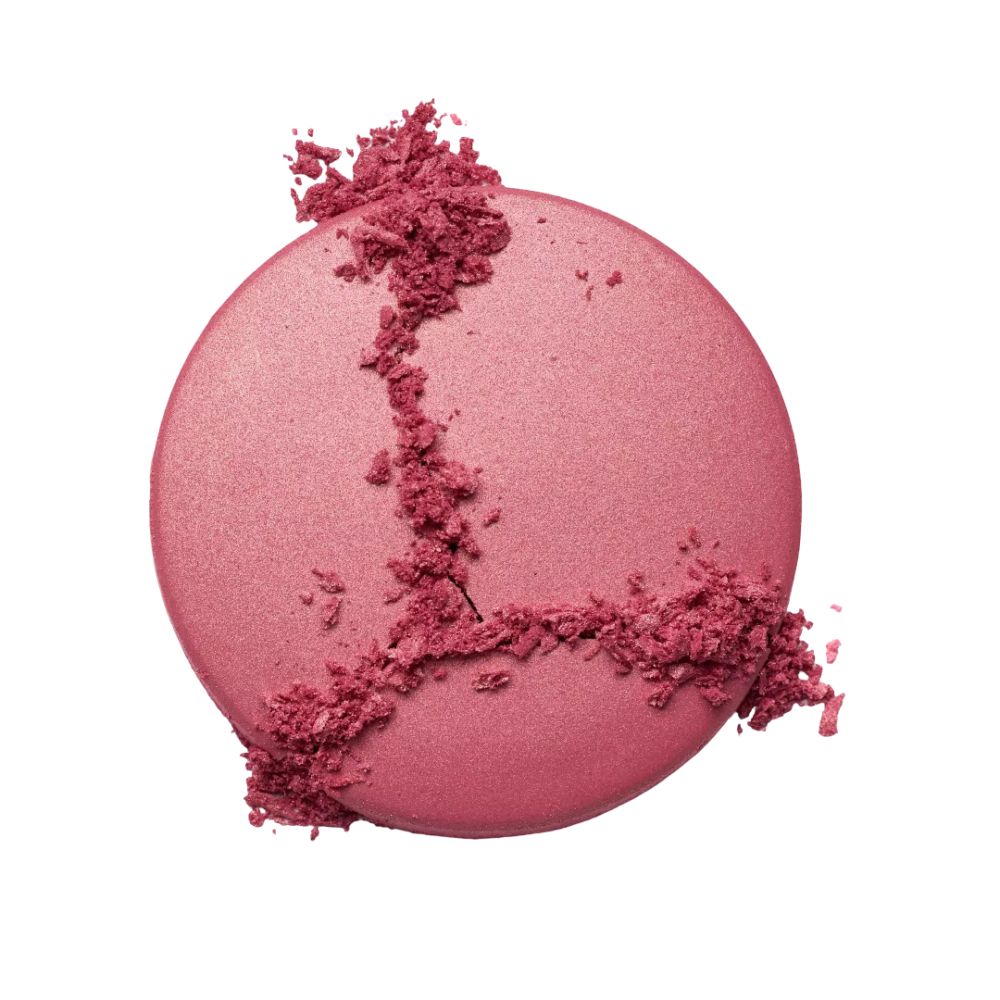 Runder, rosafarbener Rouge-Puder mit zerbröselten Fragmenten. Glänzende Oberfläche. Auf weißem Hintergrund.