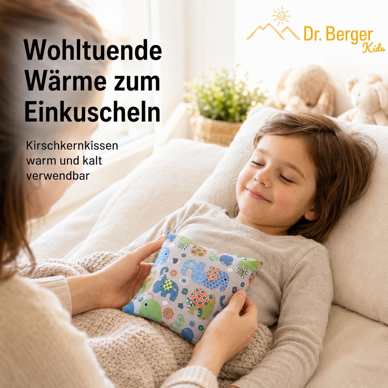 Kind hält ein Kirschkernkissen mit Elefantenmuster.