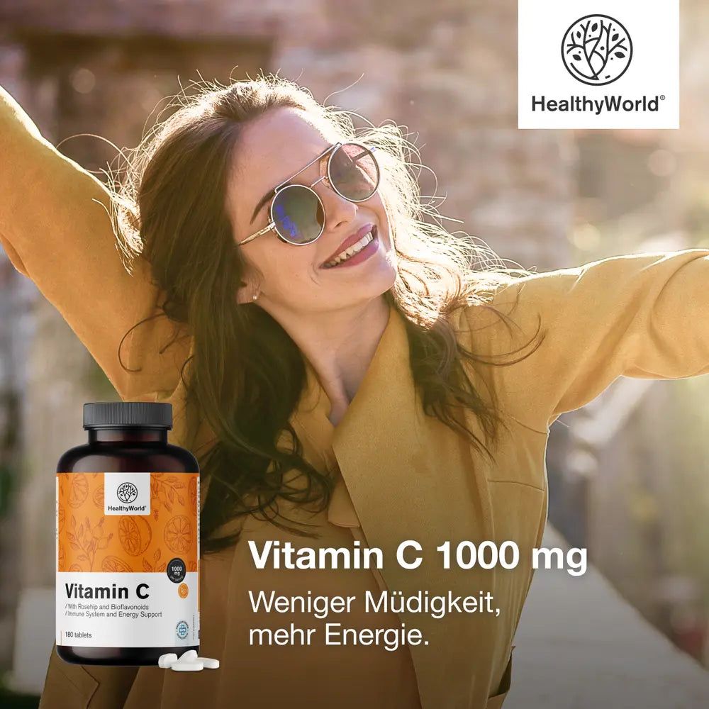 Frau mit Sonnenbrille und Flasche Vitamin C. Aufschrift: HealthyWorld, Vitamin C 1000 mg. Text: Weniger Müdigkeit, mehr Energie.