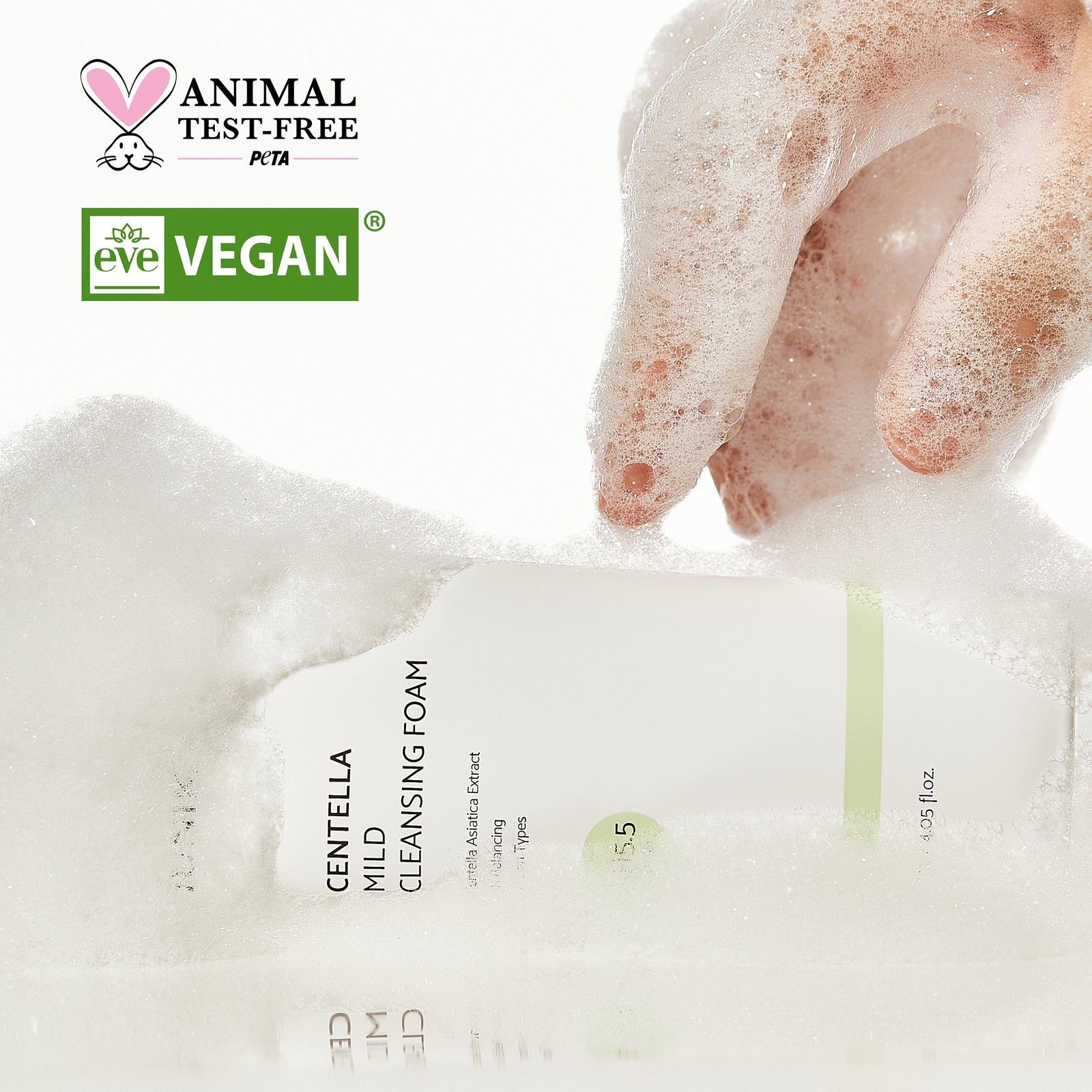 Hand schäumt eine Tube iUNIK Centella Mild Cleansing Foam ein. PETA-Siegel.