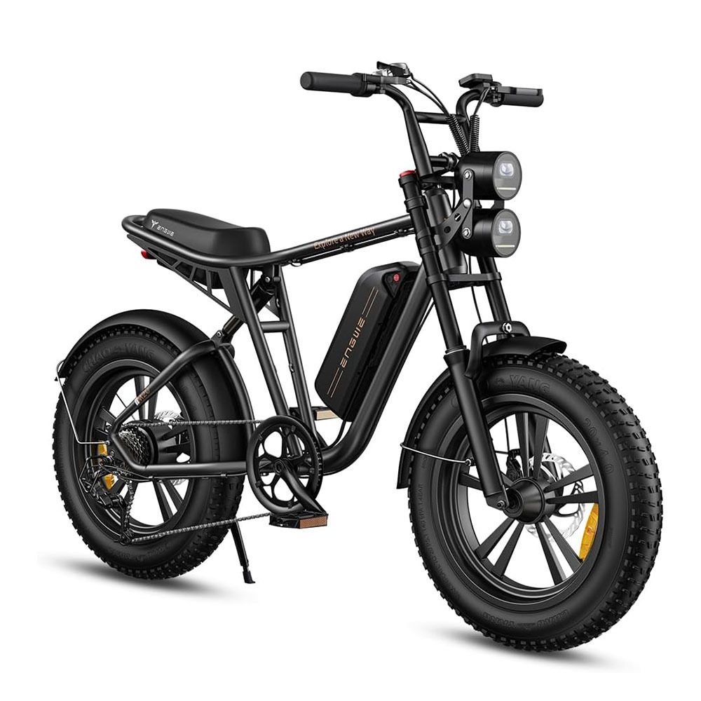 Schwarzes E-Bike mit breiten Reifen, Doppelscheinwerfern, Gepäckträger und Akku. Marke ENGWE. Schwarzer Sattel, Lenker und Rahmen.
