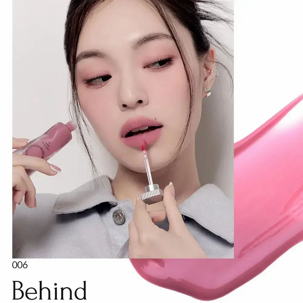 Frau trägt rosa Lippenstift auf. Produkt: MUZIGAE MANSION Objet Water Lip Tint 006 Behind. Applikator sichtbar.