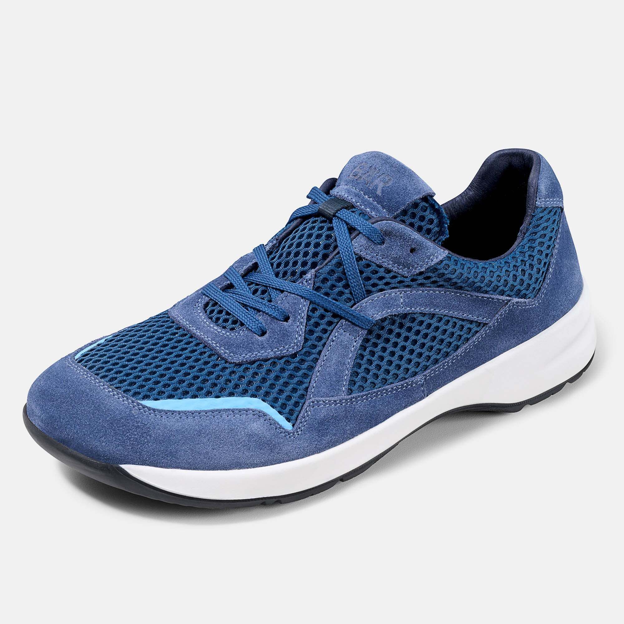 Ein blauer Mesh-Sneaker mit Wildleder-Akzenten und weißer Sohle, von der Seite betrachtet.