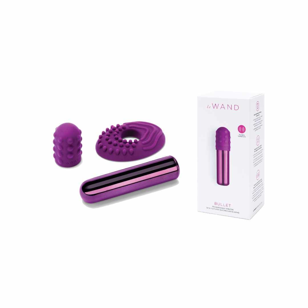 Drei violette Wellness-Produkte und Verpackung. Bullet, Ring und Aufsatz. Verpackung mit Produktabbildung und Text.