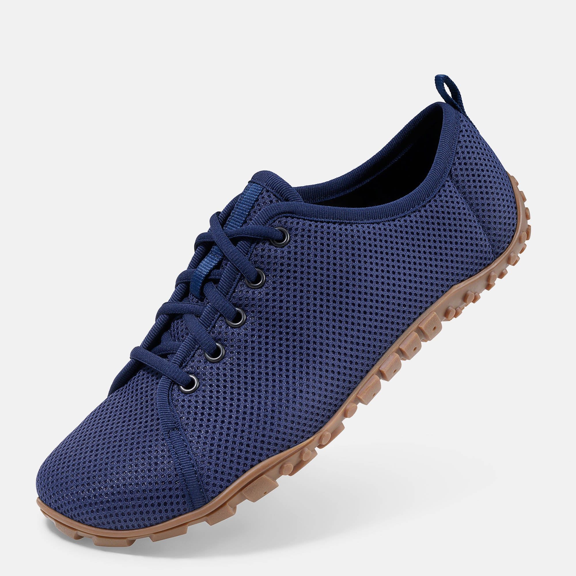 Blauer Schnürschuh mit brauner Sohle. Mesh-Obermaterial, Schnürsenkel, Ösen und Zuglasche. Breite Passform.