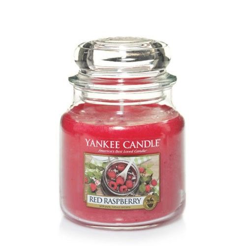 Rote Duftkerze im Glas mit Deckel. Auf dem Etikett steht "Yankee Candle" und "Red Raspberry".
