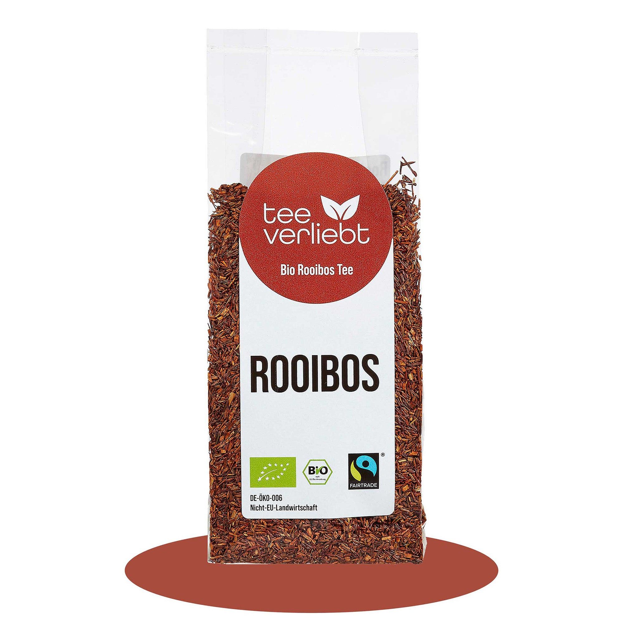 Transparente Tüte mit losem Rooibos-Tee. Runder Aufkleber mit Logo und Schriftzug "tee verliebt". Bio-Siegel und Fairtrade-Logo.