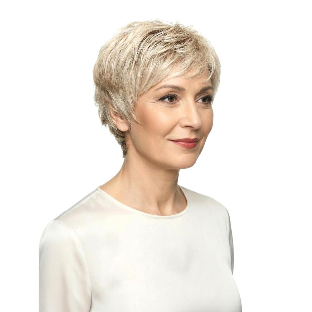 Kurzhaarperücke, blondiert, mit Pony. Frau mit weißem Oberteil. Dreiviertelansicht.