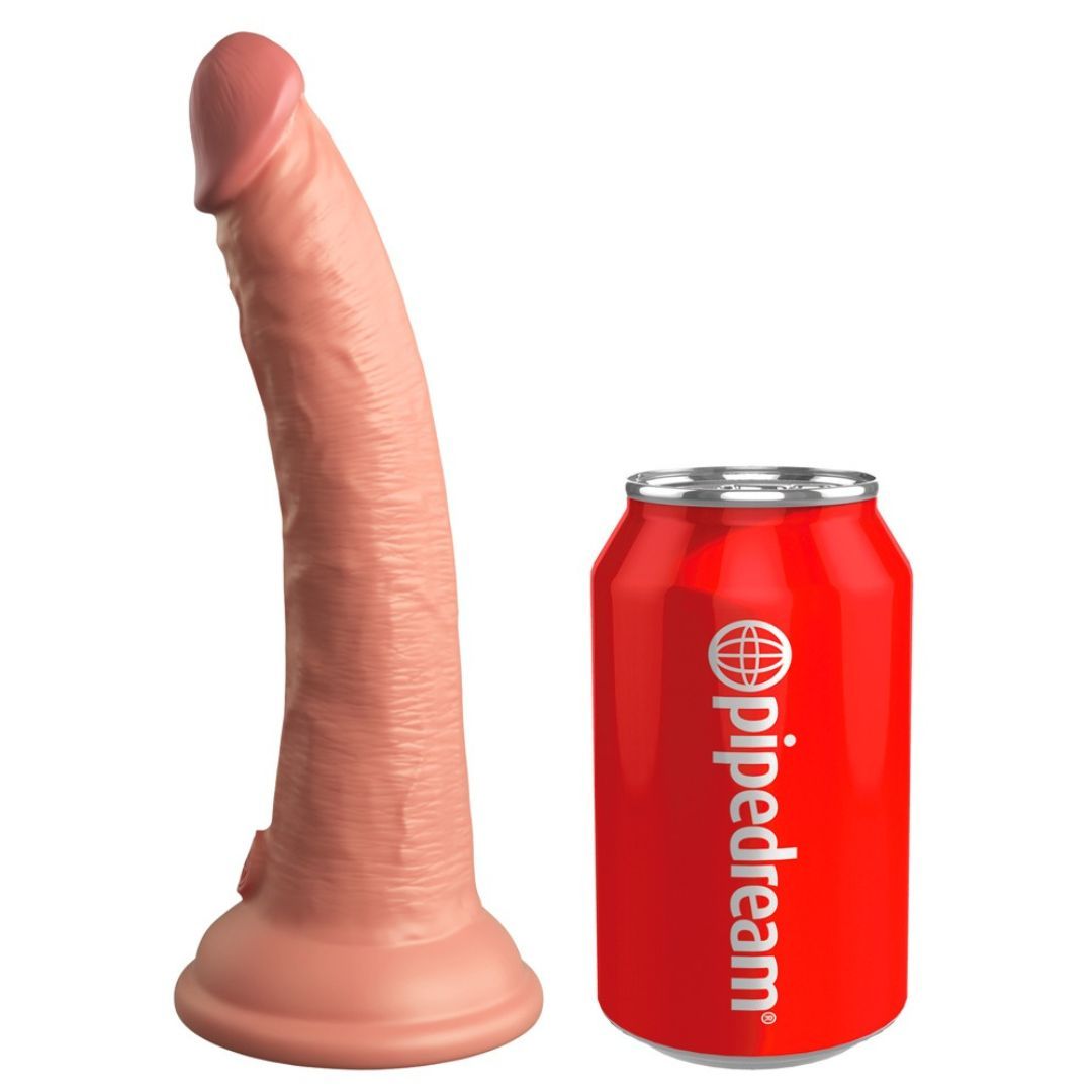 Beigefarbener Vibrator neben roter Getränkedose. Vibrator mit breitem Sockel, geriffelter Oberfläche und abgerundeter Spitze.