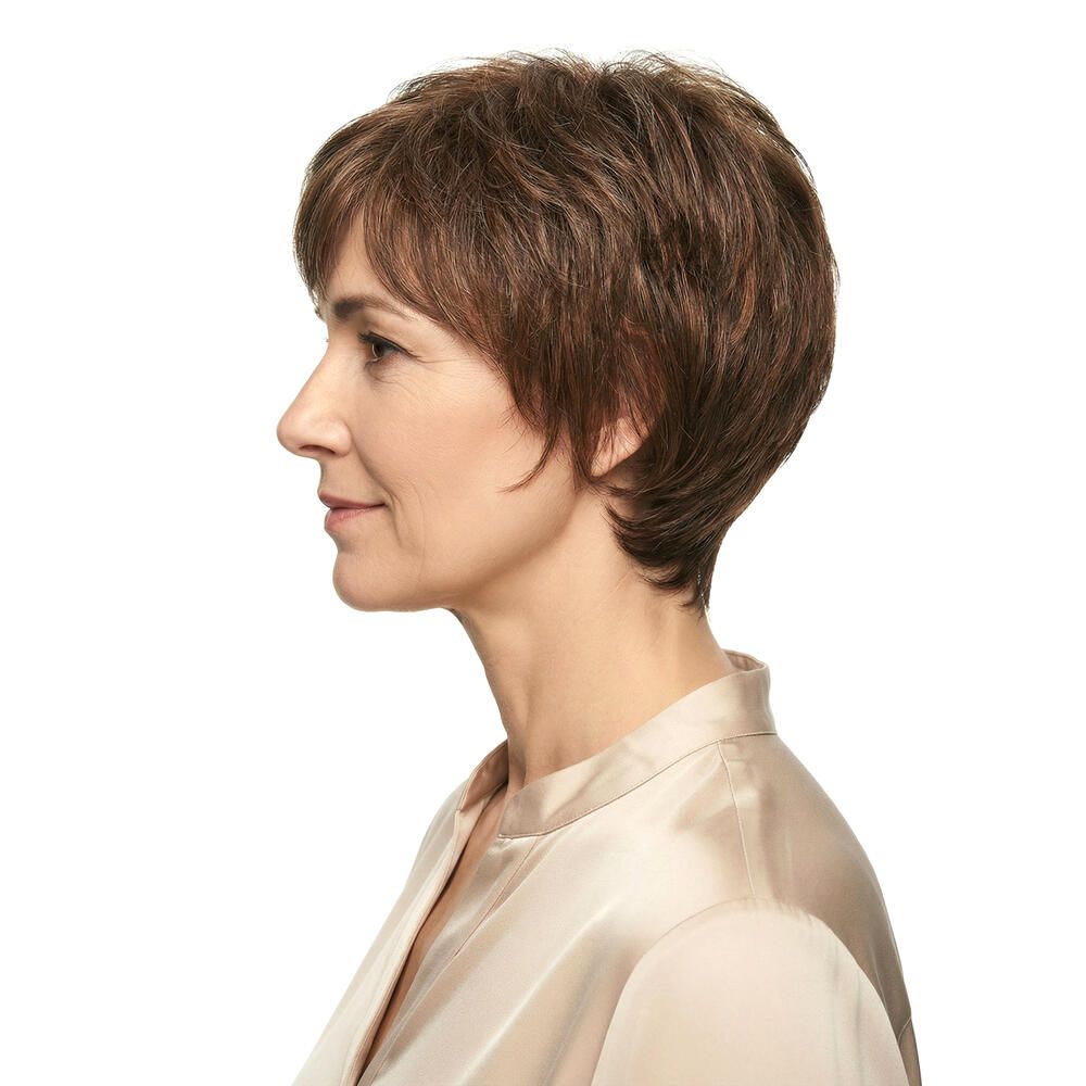 Kurzhaarperücke, braun, seitlich. Frau mit beigem Oberteil. Profilansicht, natürlicher Look.