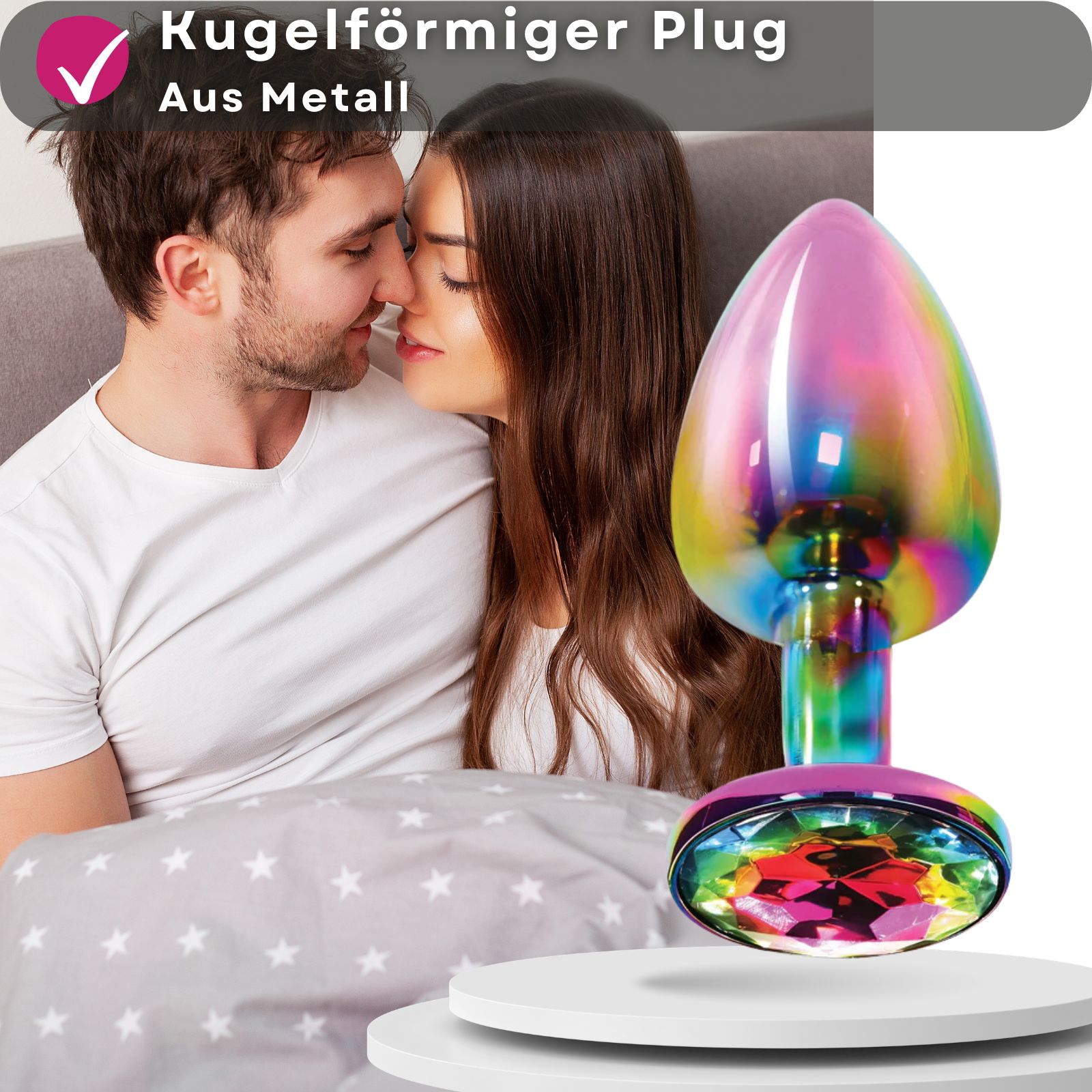 Kugelförmiger Analplug, Metall, Zierstein. Paar küsst sich. Produkt auf Podest.