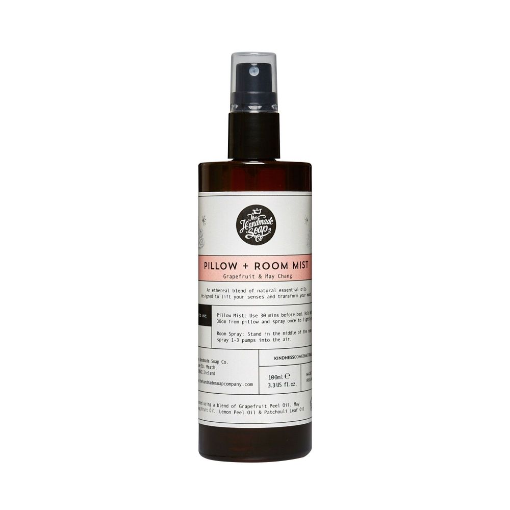Braune Flasche mit Zerstäuber. Aufschrift: Pillow + Room Mist. Etikett mit Produktinformationen. Logo: The Handmade Soap Company.