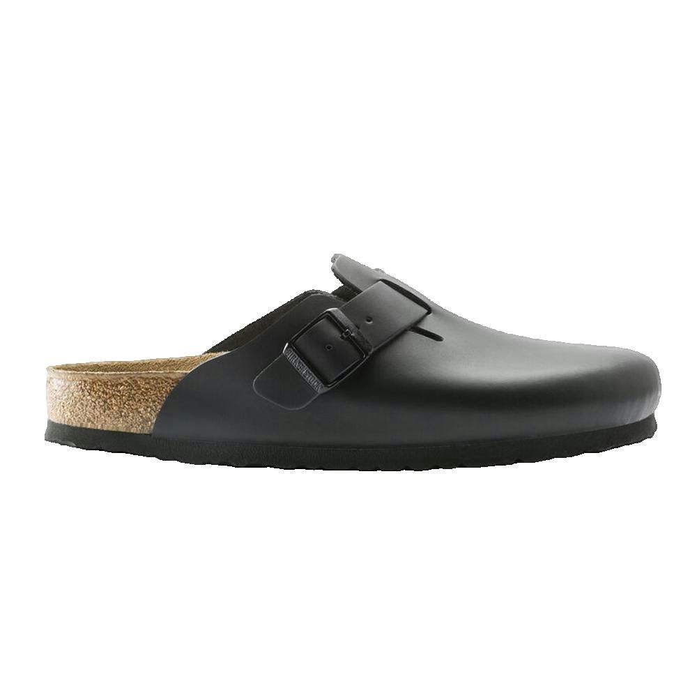 Zoccoli Birkenstock Boston neri con fibbia e plantare in sughero. Vista laterale, isolati su sfondo bianco.