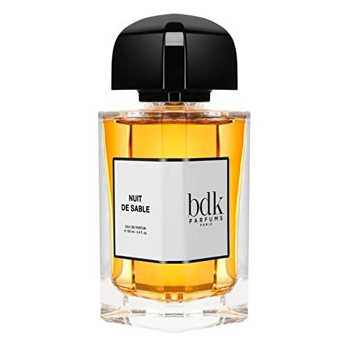 Parfümflakon mit schwarzem Verschluss. Auf dem Etikett steht "NUIT DE SABLE" und "bdk PARFUMS".