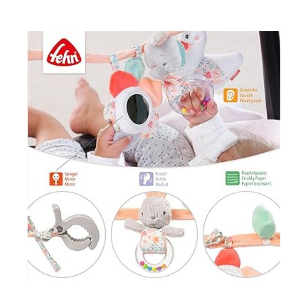 Produktabbildung mit Baby. Spielzeugkette mit Hase, Ente, Spiegel und Rassel. Marke Fehn.