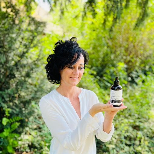 Frau hält Produktflasche. Text: AQUA RELATIVE SHOWER GEL, oxy8, Vegan, IFC Cosmos Organic.