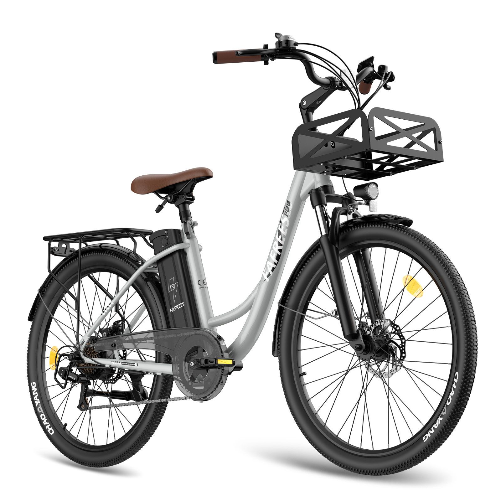Elektrisches Fahrrad, silberner Rahmen, brauner Sattel und Lenkergriffe, schwarze Reifen, Korb vorne, Gepäckträger hinten.