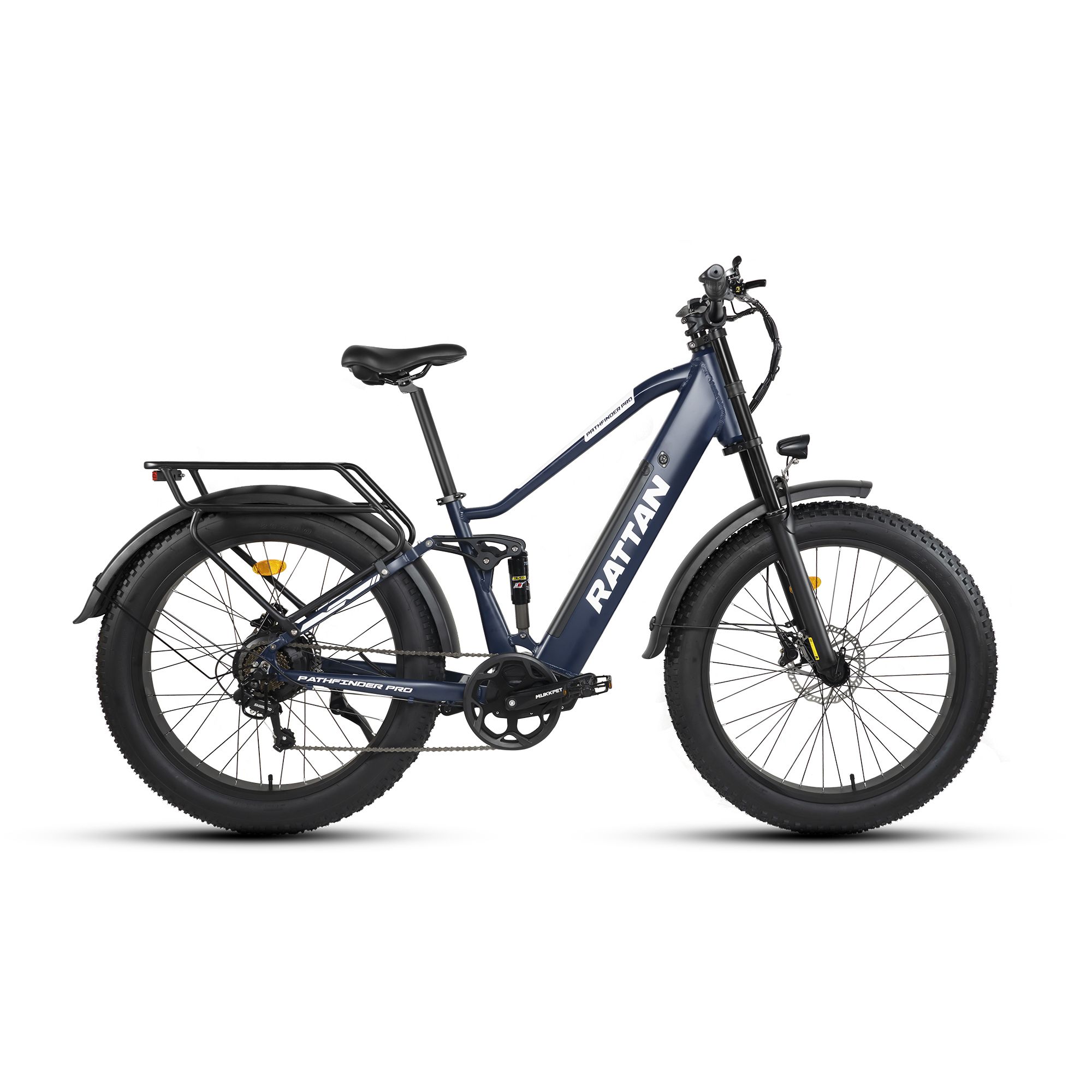Blaues E-Bike mit breiten Reifen, Gepäckträger und RATTAN-Logo. Shimano 7-Gang-Schaltung.