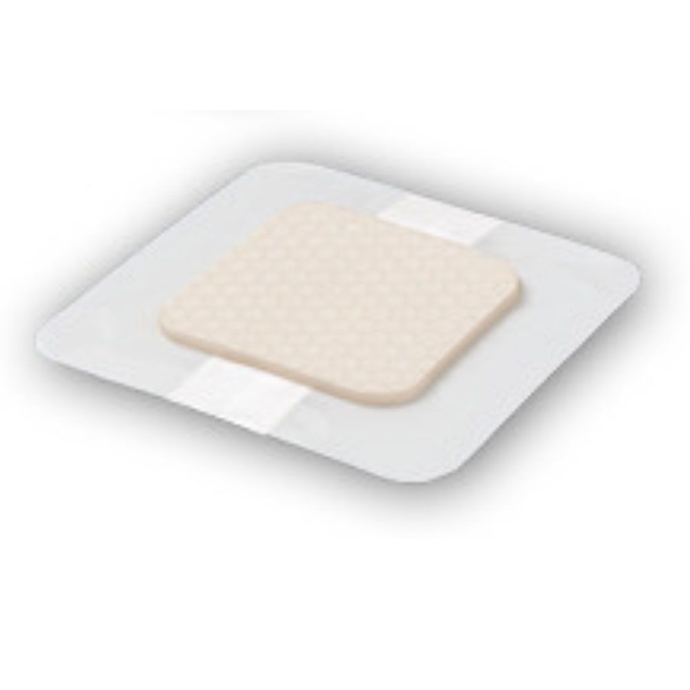 Quadratischer Schaumverband auf weißem Trägermaterial. Beige Oberfläche. Rechteckiger Streifen.