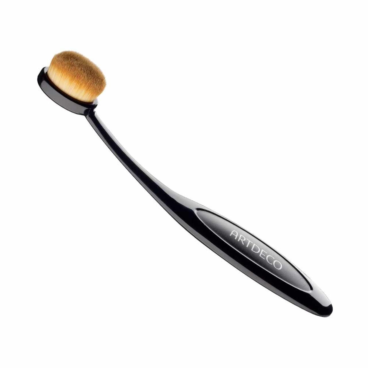 Ovaler Make-up-Pinsel mit schwarzem Griff. Der Griff trägt den Markennamen ARTDECO.