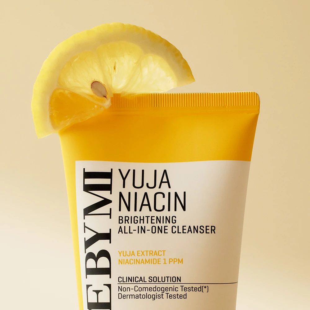 Gelbe Tube mit Aufschrift Yuja Niacin Brightening All-in-One Cleanser. Marke: SOME BY MI. Eine Zitronenscheibe liegt auf der Tube.