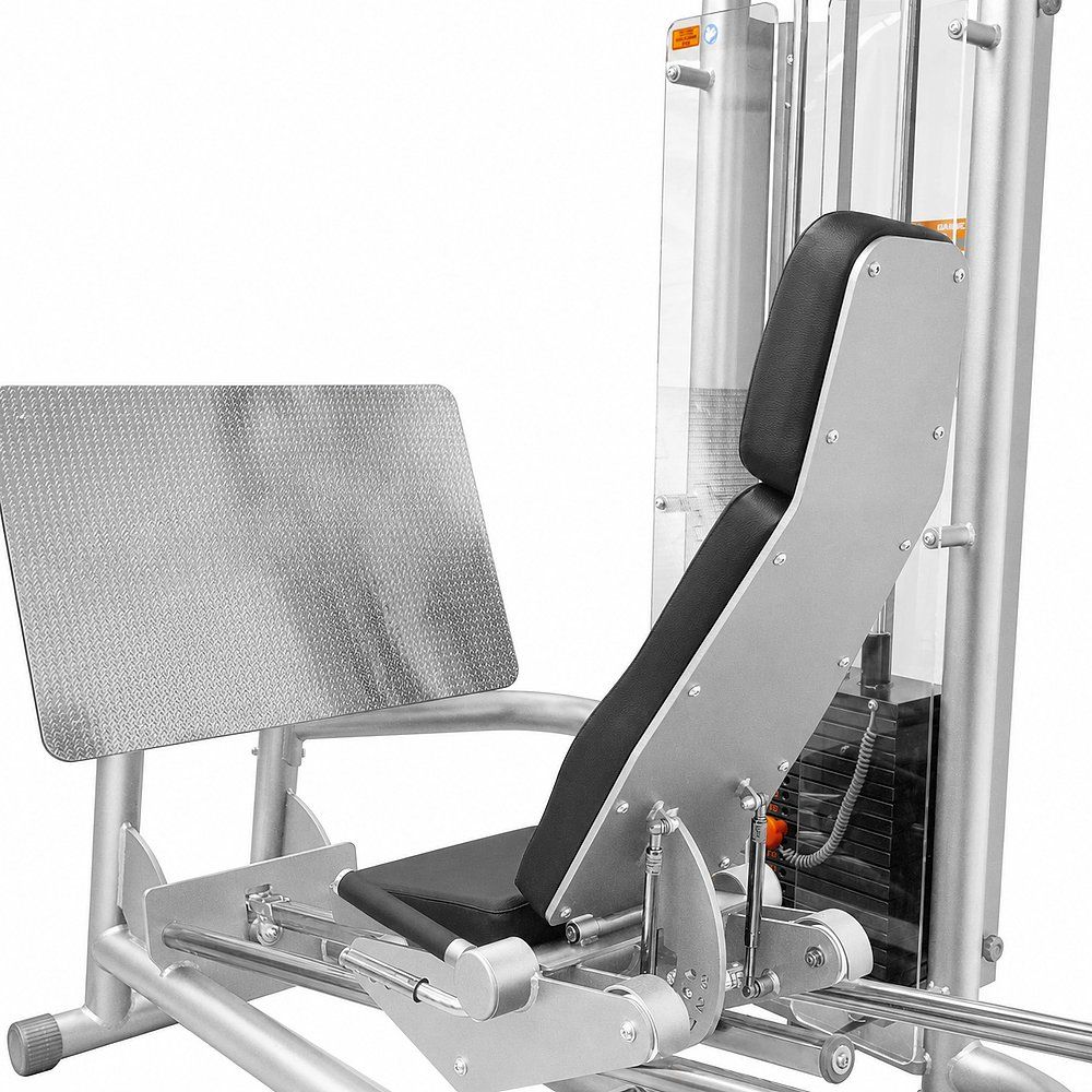 Detailansicht einer Beinpresse mit schwarzem Sitz, silberner Rückenlehne und verstellbarer Fußplatte.