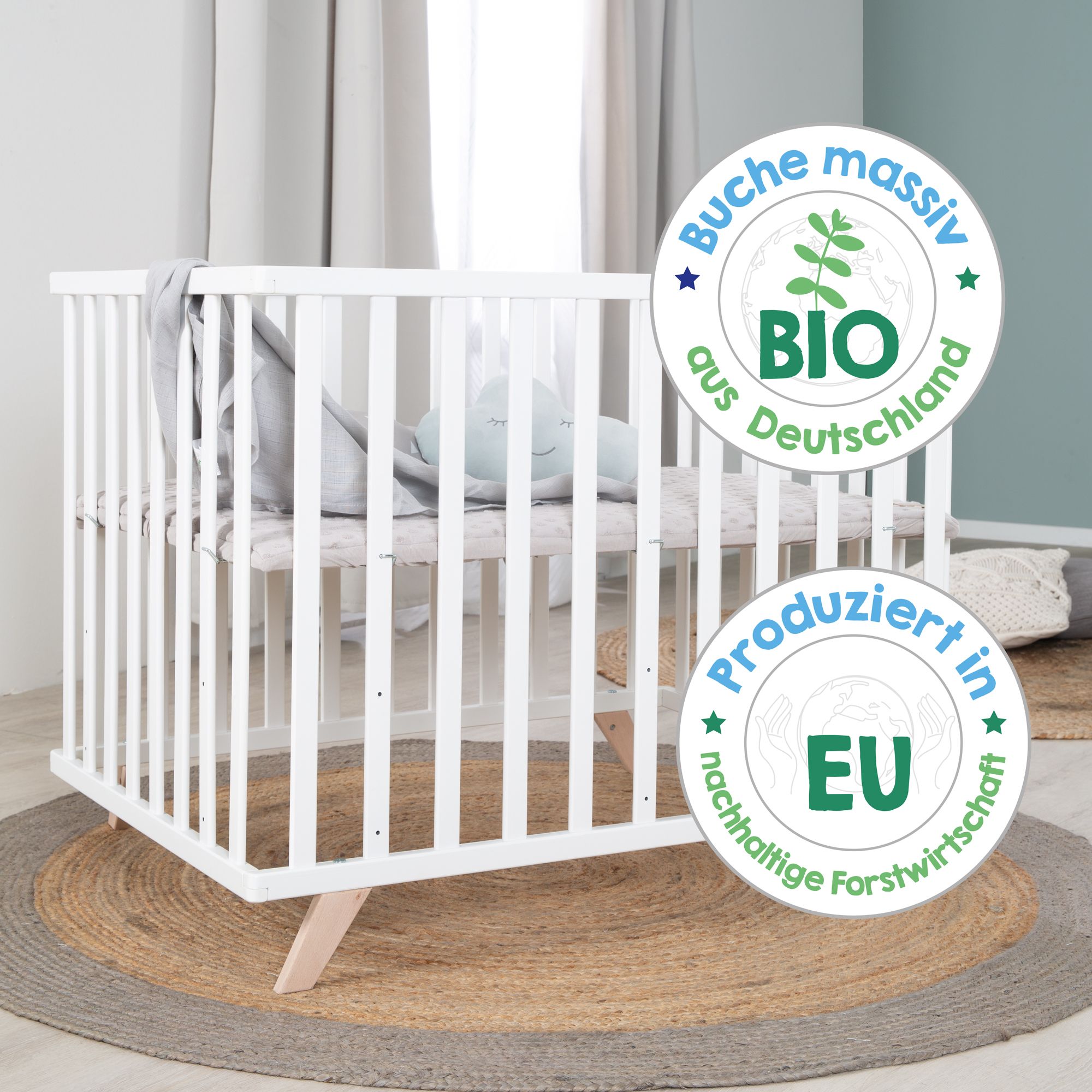 Weißes Laufgitter mit Holzbeinen. BIO-Zertifizierung und EU-Produktionshinweis.