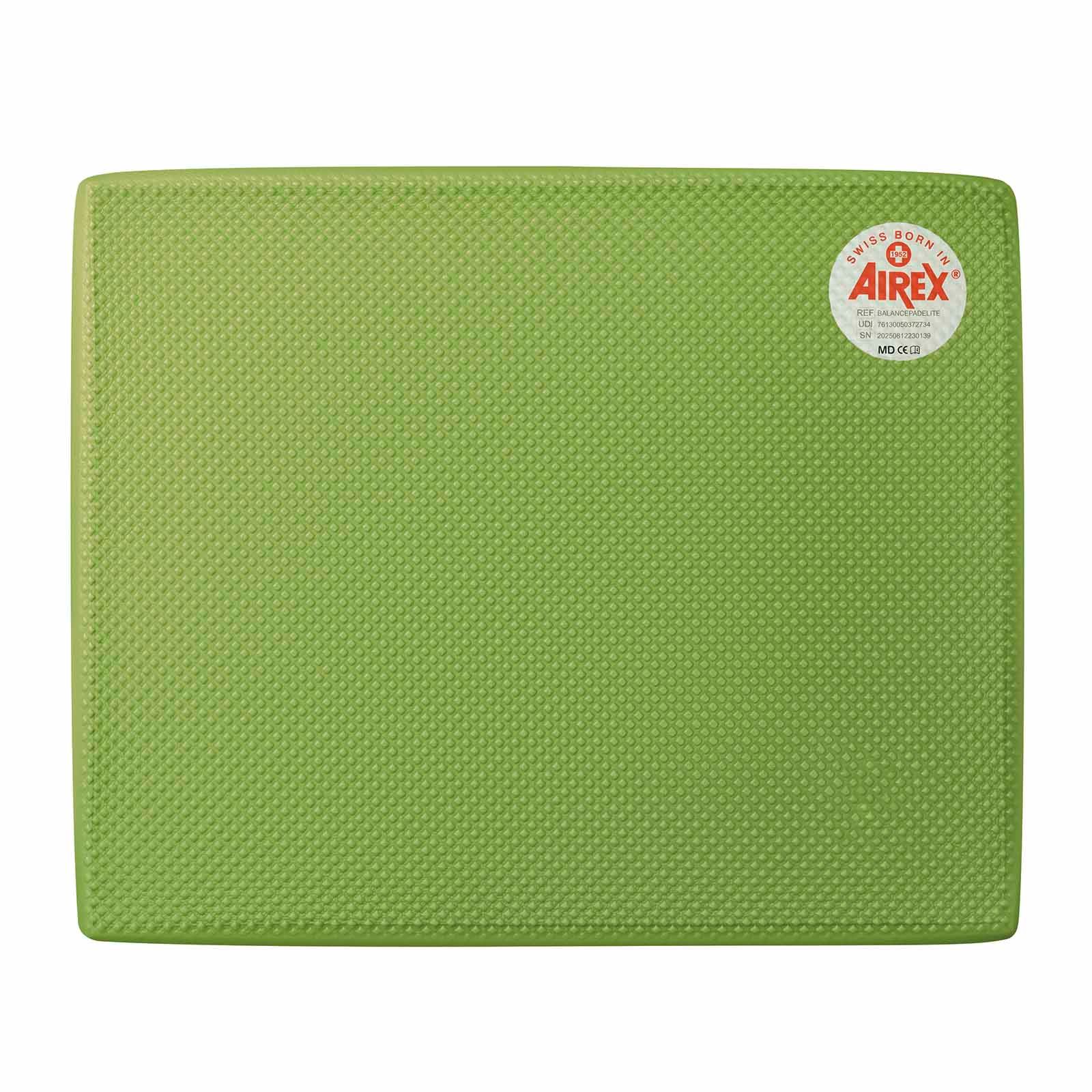 Grünes Balance-Pad mit strukturierter Oberfläche. Airex-Logo und Schweizer Herkunftszeichen.