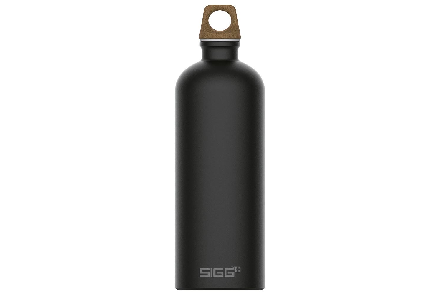 Schwarze SIGG Trinkflasche mit braunem Deckel. Aufschrift SIGG.