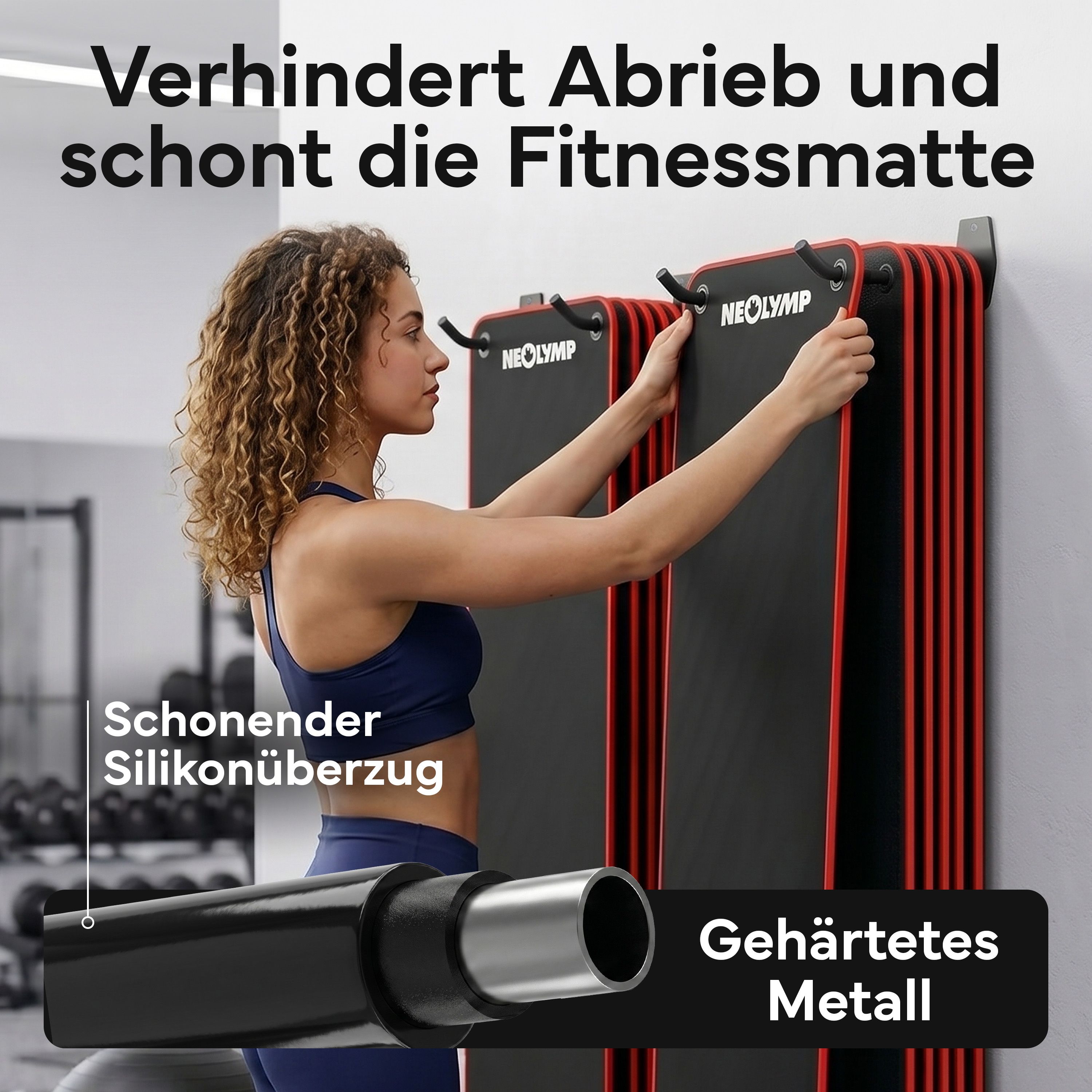 Frau hängt Fitnessmatten an schwarze Wandhalterungen mit Silikonüberzug. Gehartetes Metall.