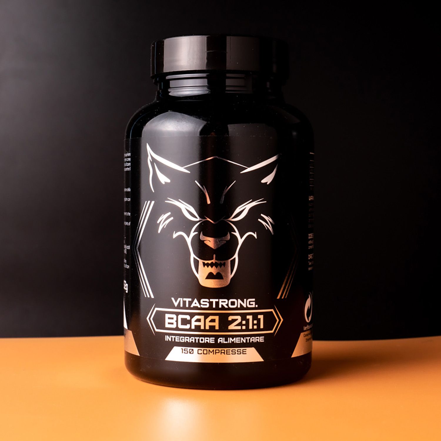 Flacon noir. Vitastrong BCAA 2:1:1. 150 comprimés. Logo de loup. Sur fond orange.