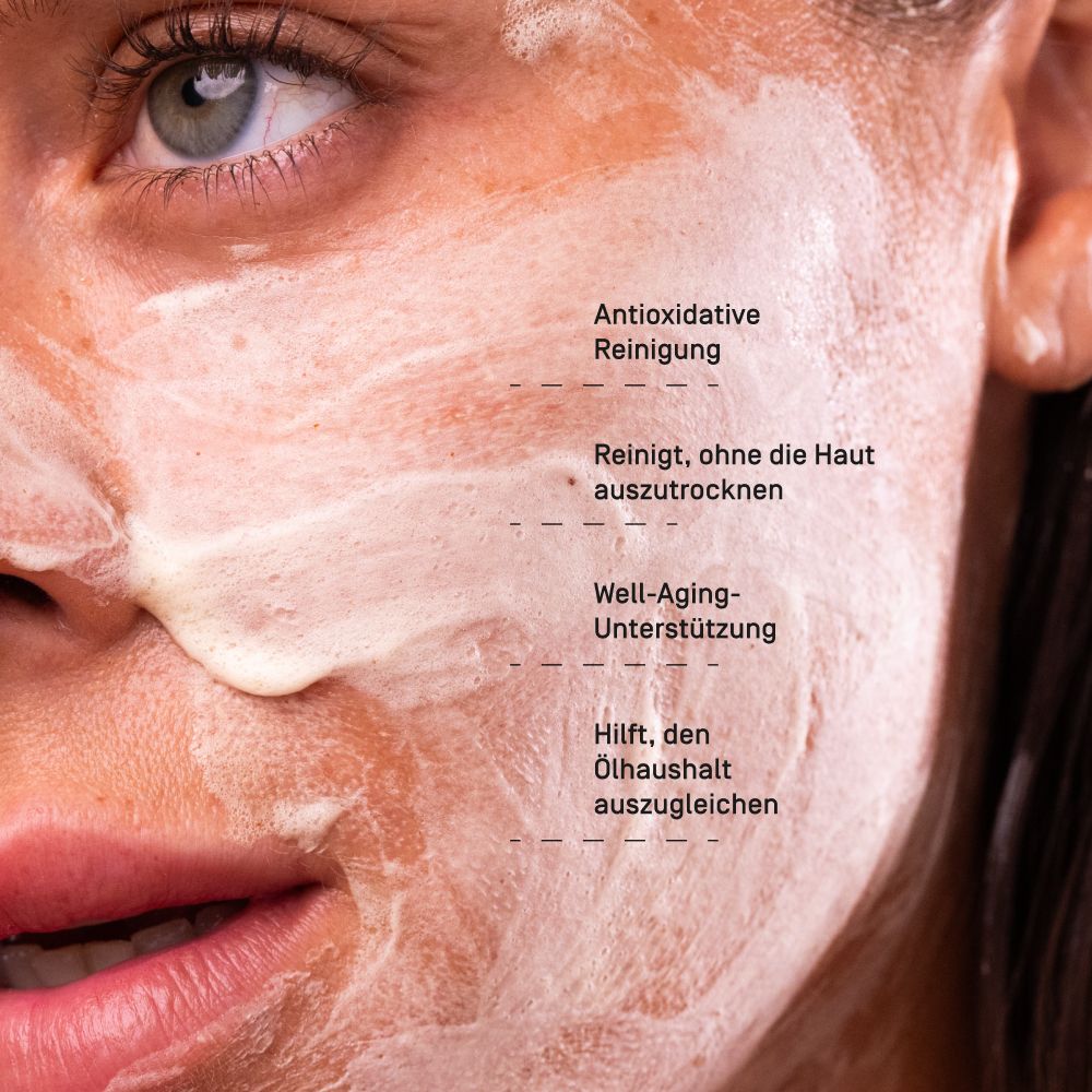 Viva Maia Boosting Bar: Nahaufnahme eines Gesichts mit Schaum, mit Text über antioxidative Reinigung und Well-Aging.