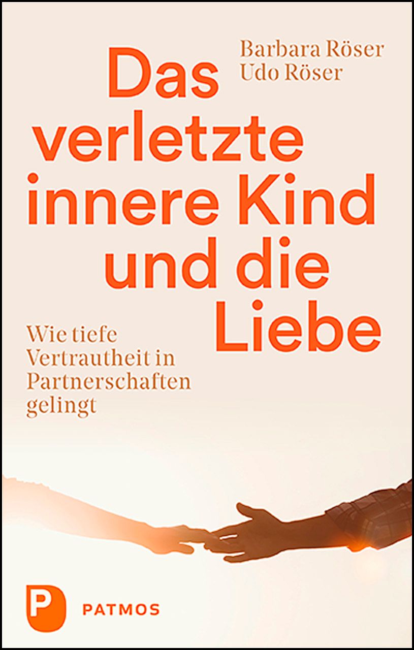 Buchcover: "Das verletzte innere Kind und die Liebe". Titel in Orange. Autoren: Barbara und Udo Röser. Verlag: Patmos. Hände berühren sich.