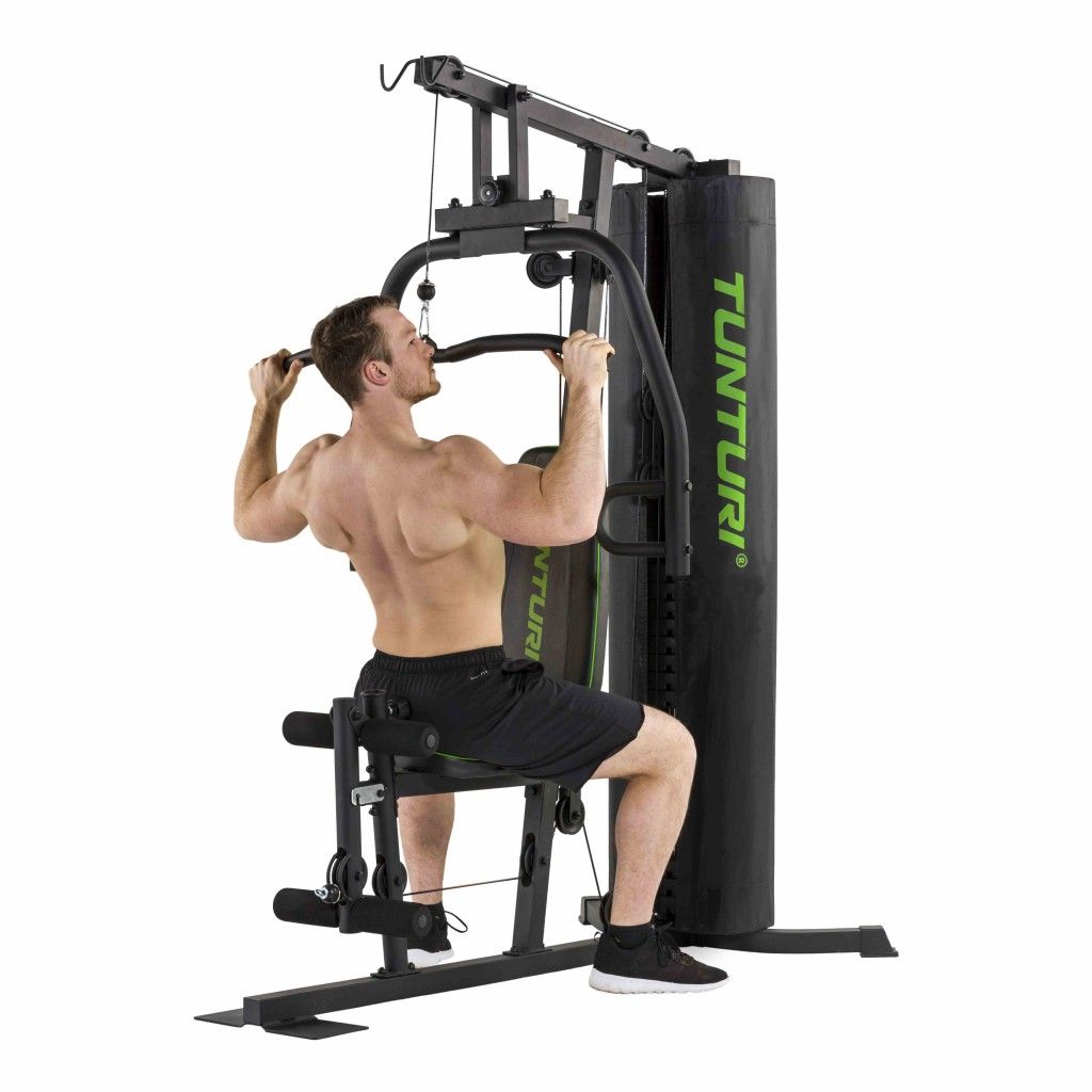 Tunturi Home Gym HG20: Mann trainiert Rückenmuskulatur am Latzug.