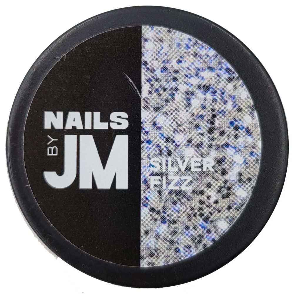 Runder Behälter mit schwarzem Deckel. Aufschrift "NAILS BY JM" und "SILVER FIZZ". Der Inhalt ist silberfarben mit Glitzer.