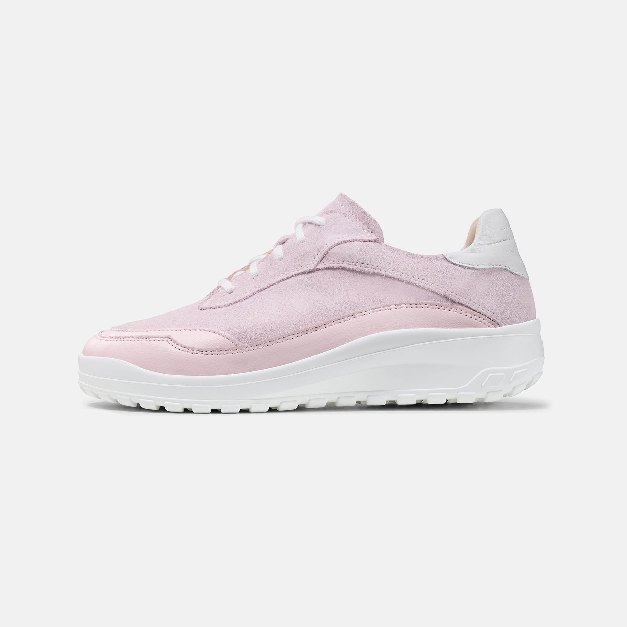 Rosa Damen-Schnürschuh aus Wildleder, Seitenansicht mit weißer Sohle und Absatz.
