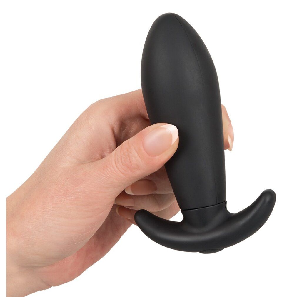 Hand hält einen schwarzen Anus-Plug. Der Plug hat eine gebogene Form mit einem Griff. Der Hintergrund ist weiß.