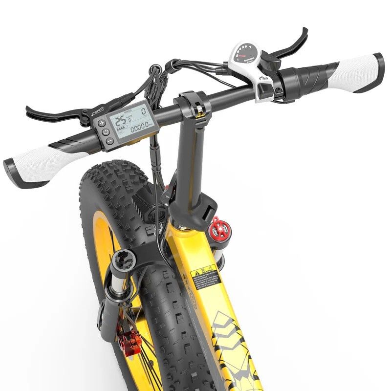 Nahaufnahme des Lenkers eines gelb-schwarzen E-Bikes. Sichtbar: Display, Bremsen, Griffe.