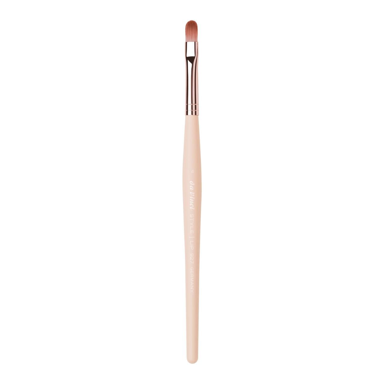 Lippenpinsel mit hellem Holzgriff, Metallzwinge und flachem, ovalem Pinselkopf. Auf dem Griff steht "Da Vinci".