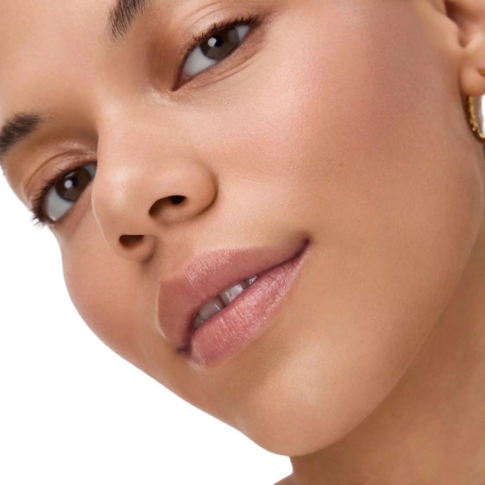 Nahaufnahme eines Gesichts. Lippen mit Lippenbalsam. Hautton: hell. Blick in die Kamera.