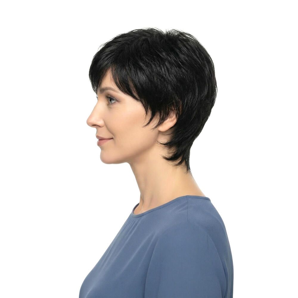 Kurzhaarperücke, schwarz, mit Pony. Frau mit blauem Oberteil. Seitenansicht.