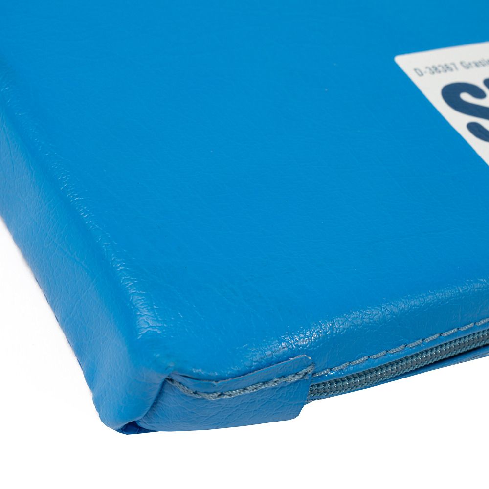 Blaues, rechteckiges Sport-Thieme Faltmatte-Eckdetail mit Reißverschluss und Nähten. Nahaufnahme.
